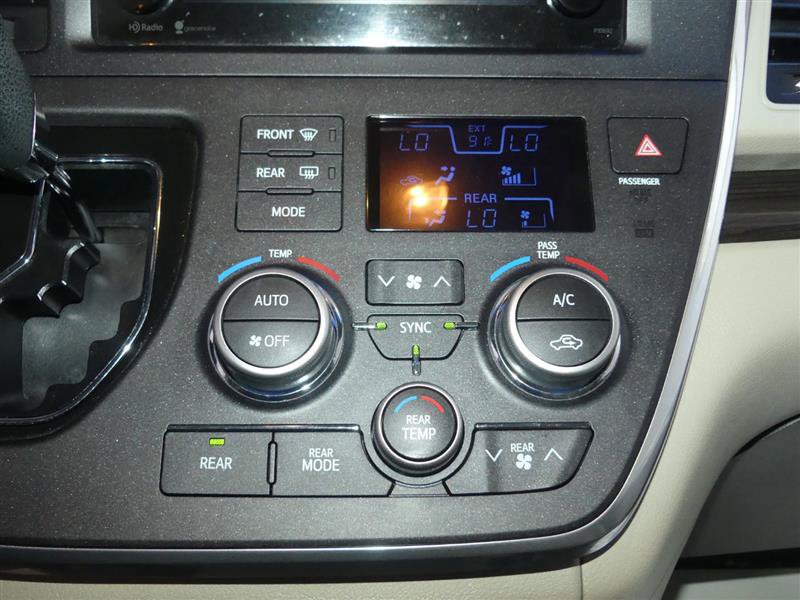 Used 2015 Toyota Sienna XLE FWD image 36