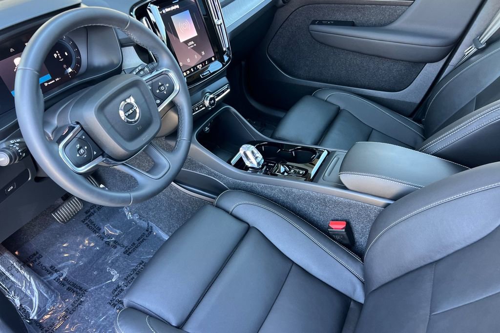 Used 2024 Volvo XC40 B5 Plus w/ Protection Package Premier image 9