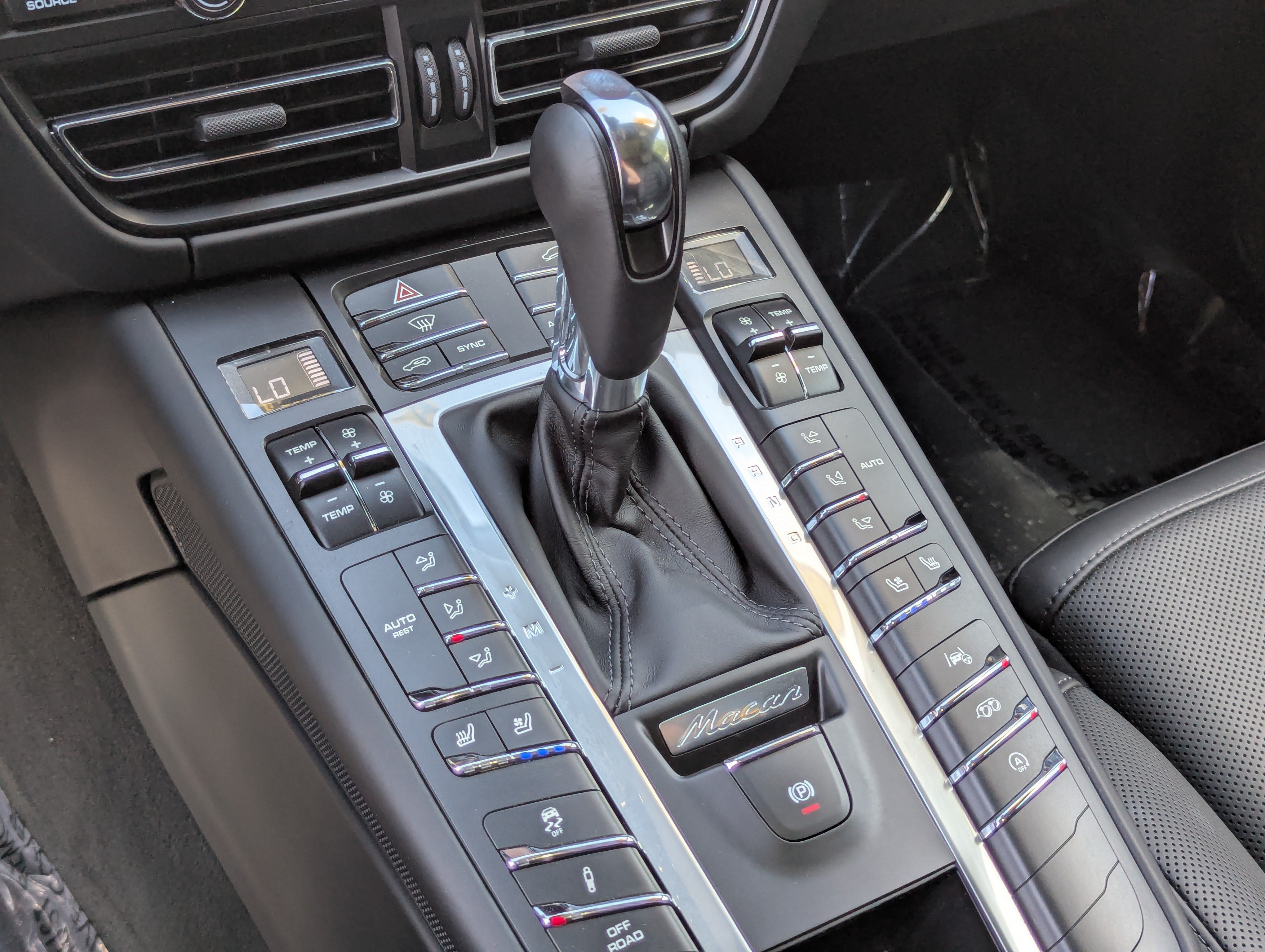Used 2020 Porsche Macan Turbo AWD/4WD image 27