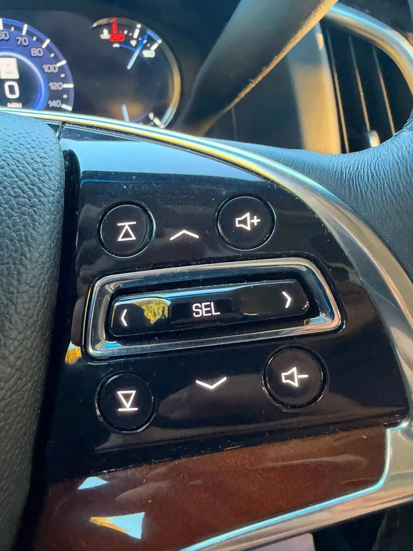 Used 2019 Cadillac Escalade Luxury w/ Escalade Sport Edition AWD/4WD image 10