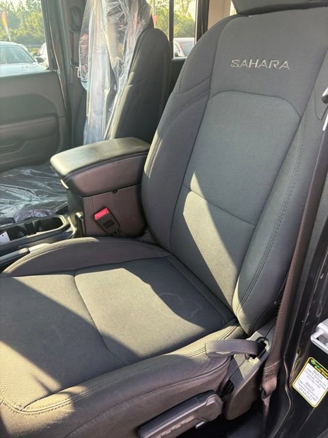 Used 2018 Jeep Wrangler Unlimited Sahara AWD/4WD image 11