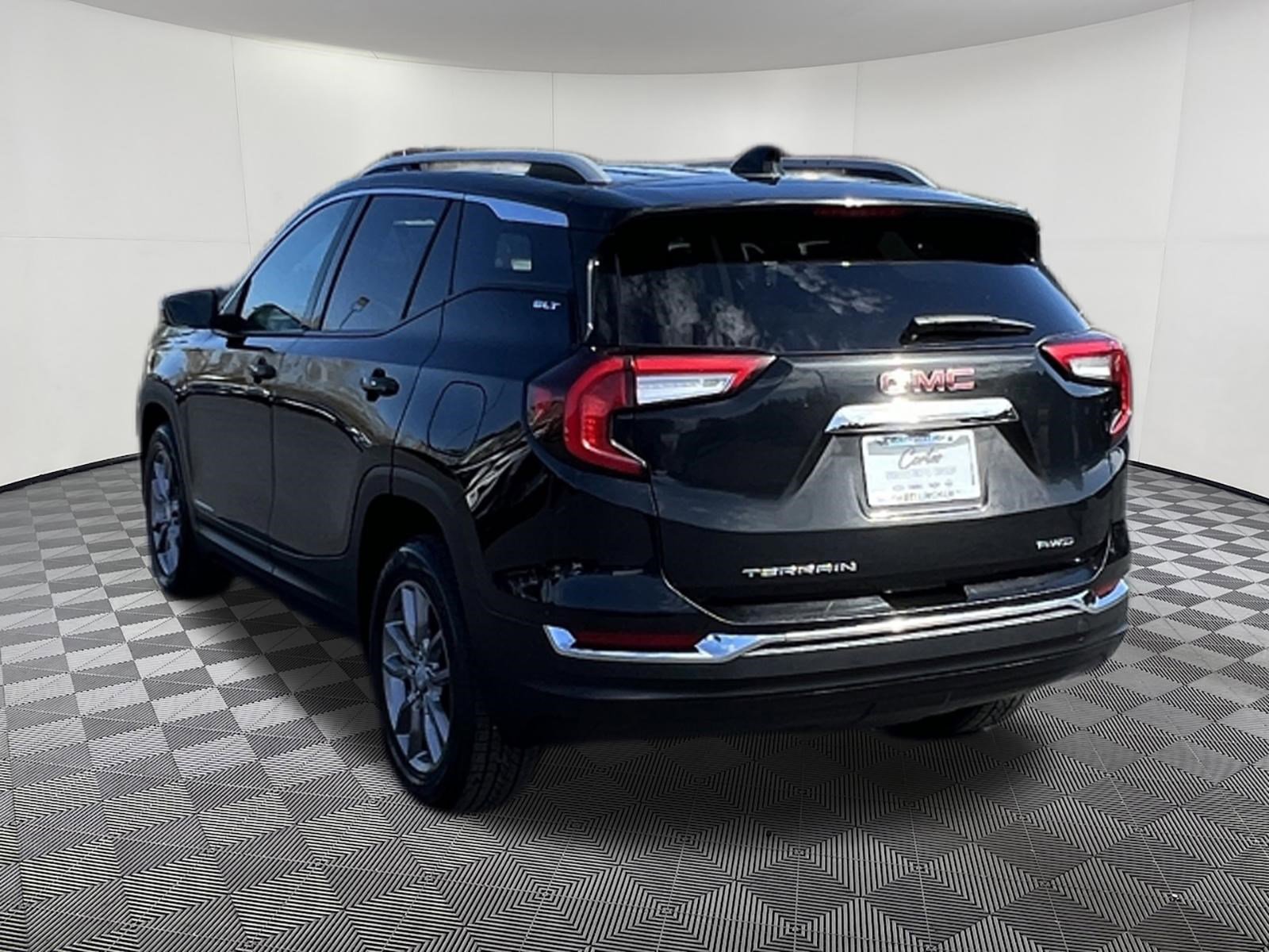 Used 2024 GMC Terrain SLT image 4