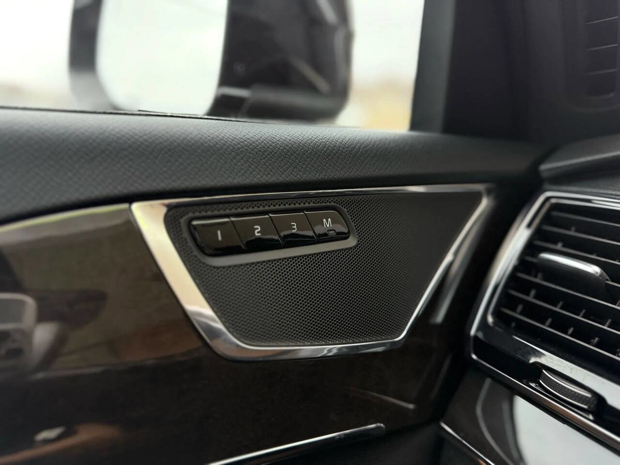 Used 2018 Volvo XC90 T6 Momentum w/ Convenience Package image 29