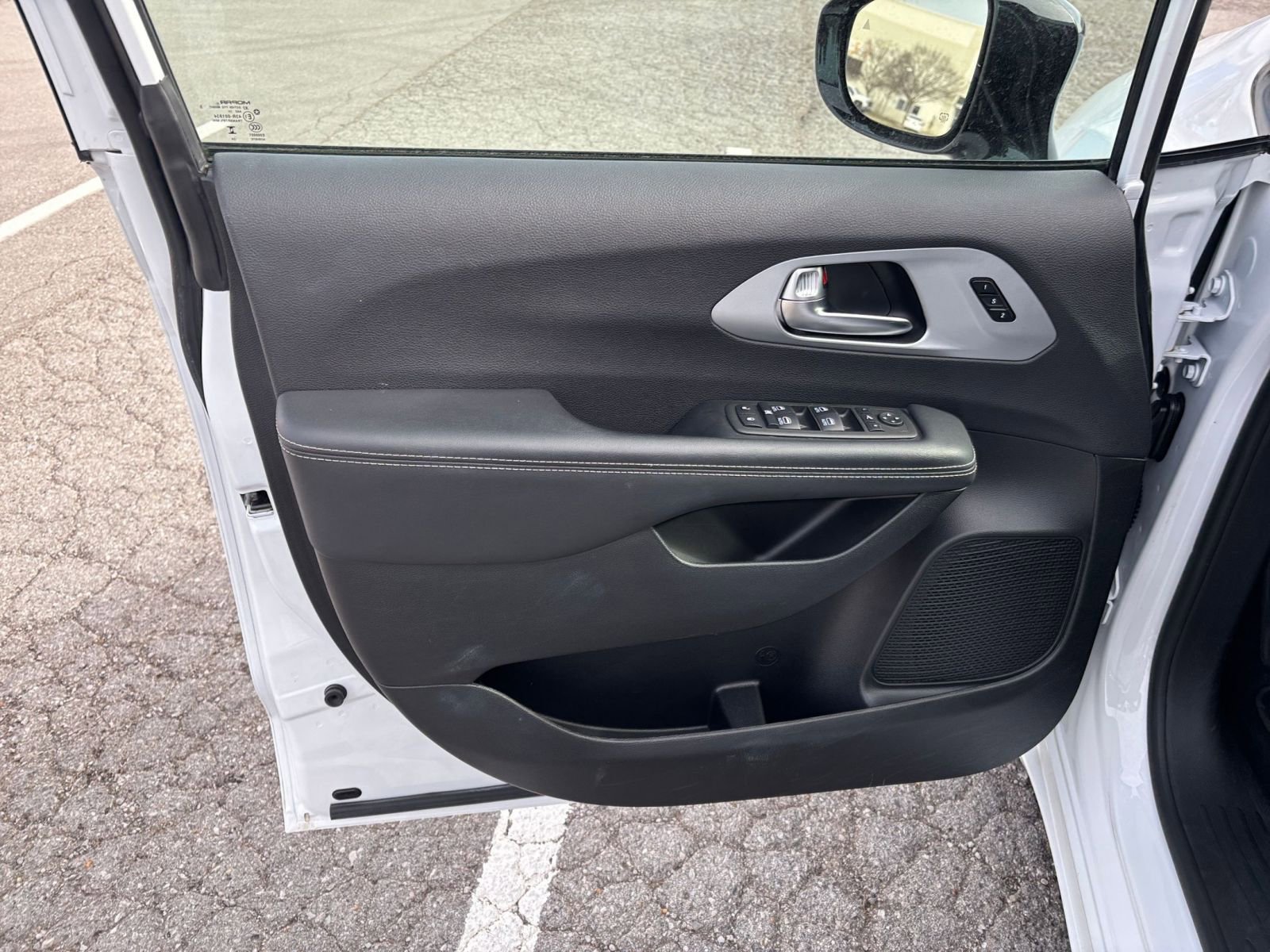 Used 2025 Chrysler Pacifica Limited image 18