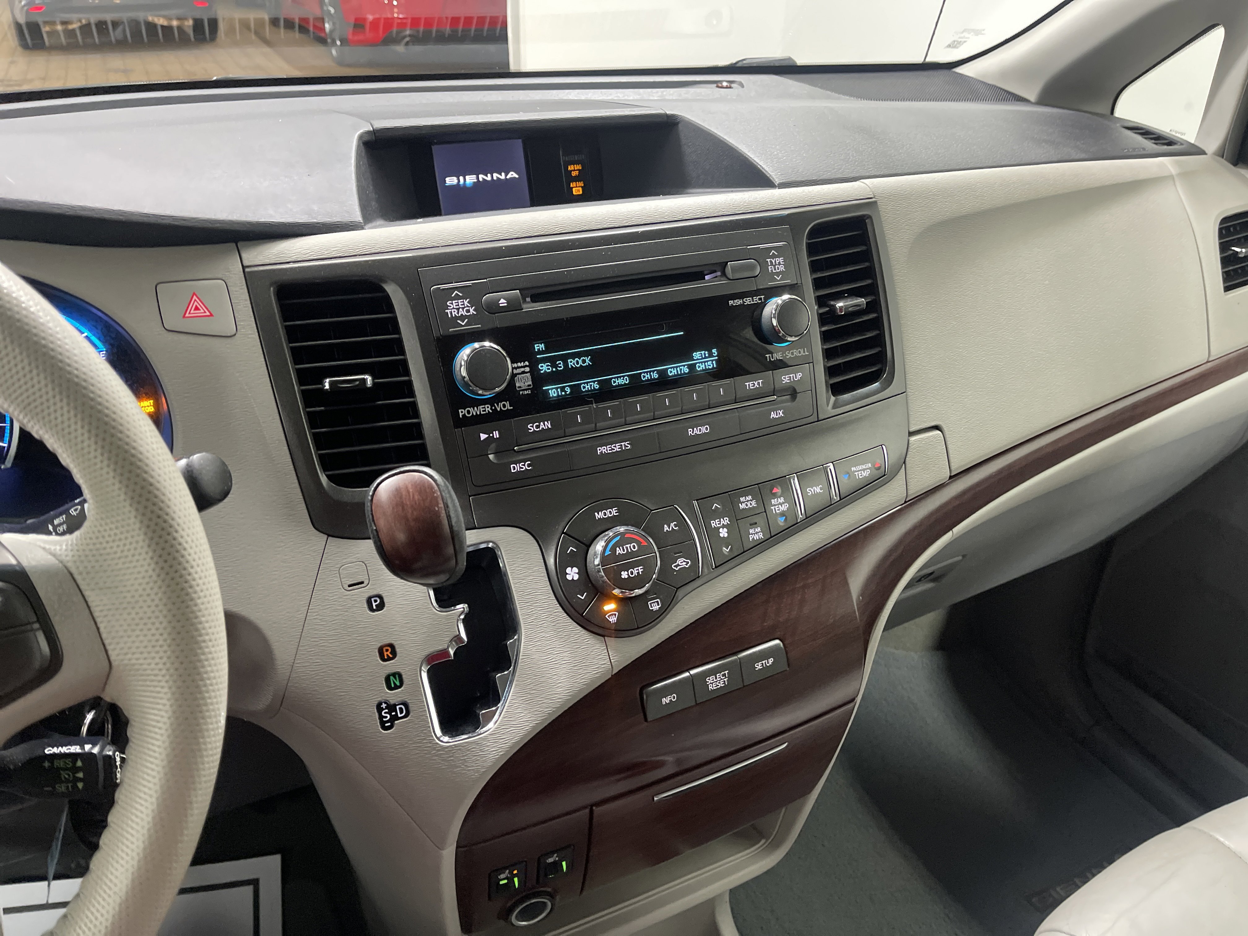 Used 2014 Toyota Sienna XLE image 27