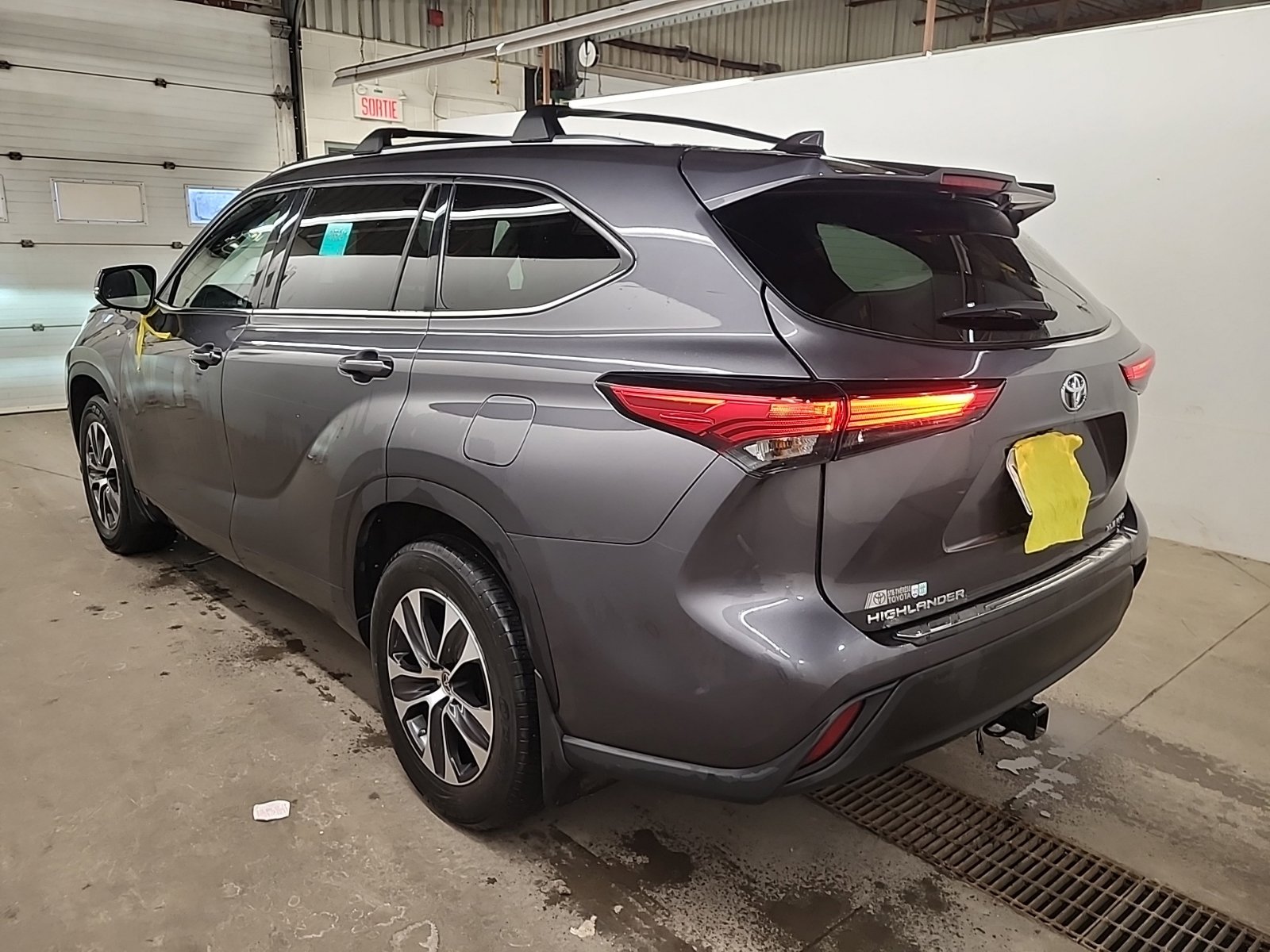 Used 2021 Toyota Highlander XLE image 7