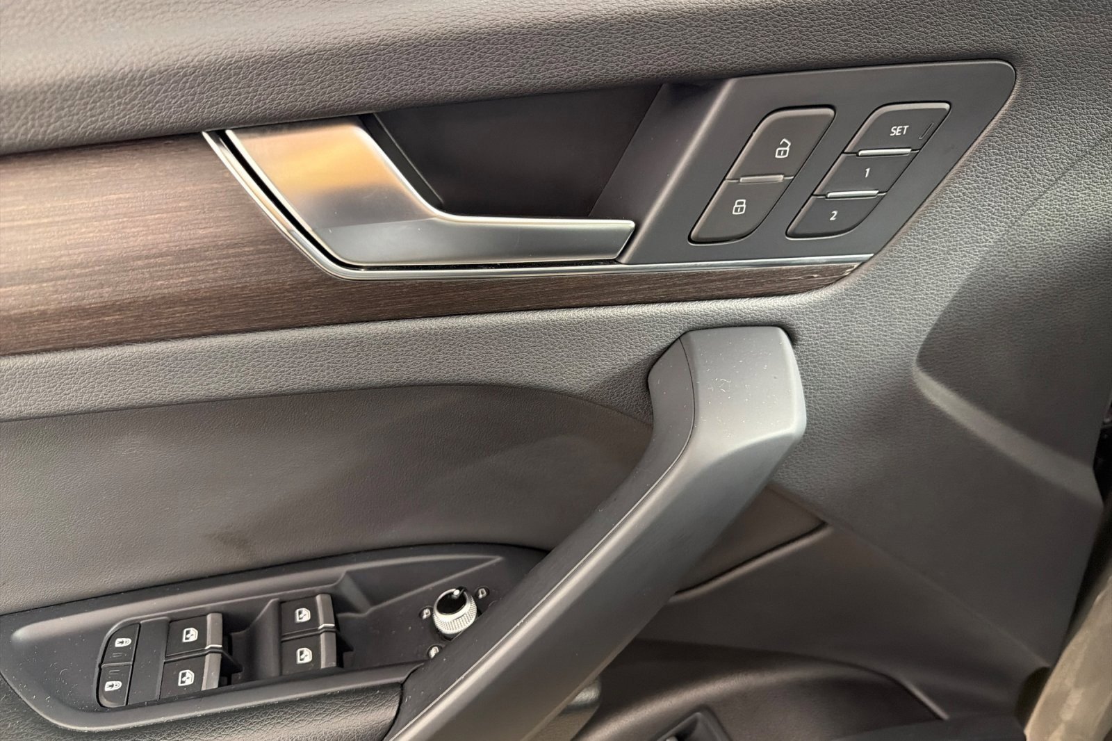 Used 2023 Audi Q5 e Premium w/ Convenience Package image 10