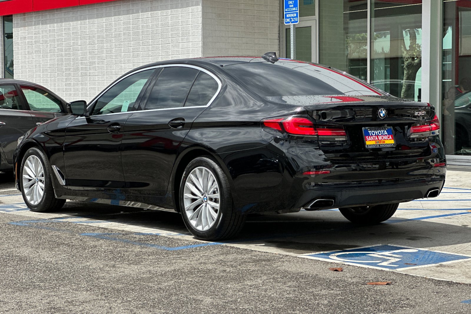 Used 2021 BMW 530i w/ Convenience Package RWD image 6