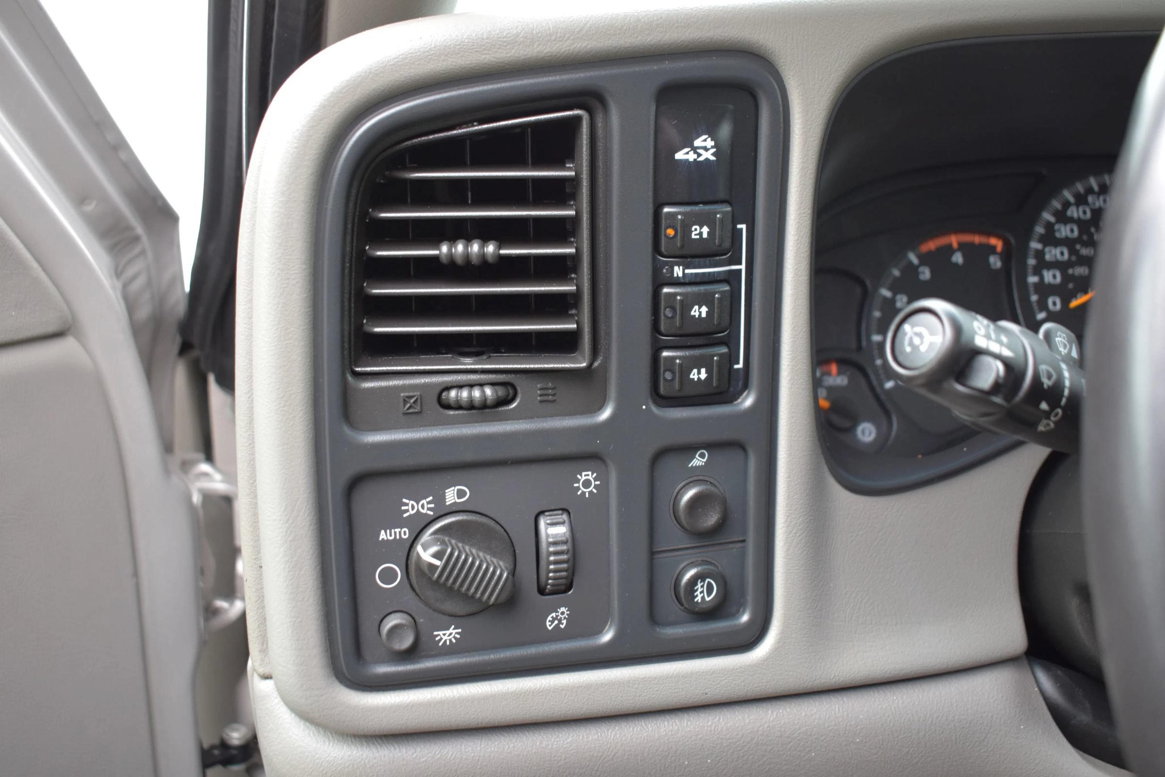 Used 2005 Chevrolet Silverado 2500 LT w/ Heavy-Duty Power Package AWD/4WD image 52