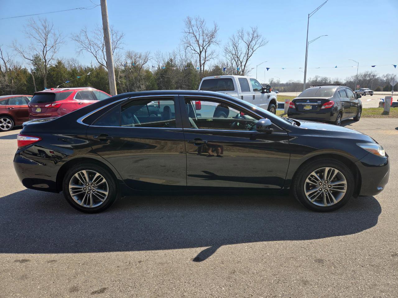Used 2017 Toyota Camry SE FWD image 4