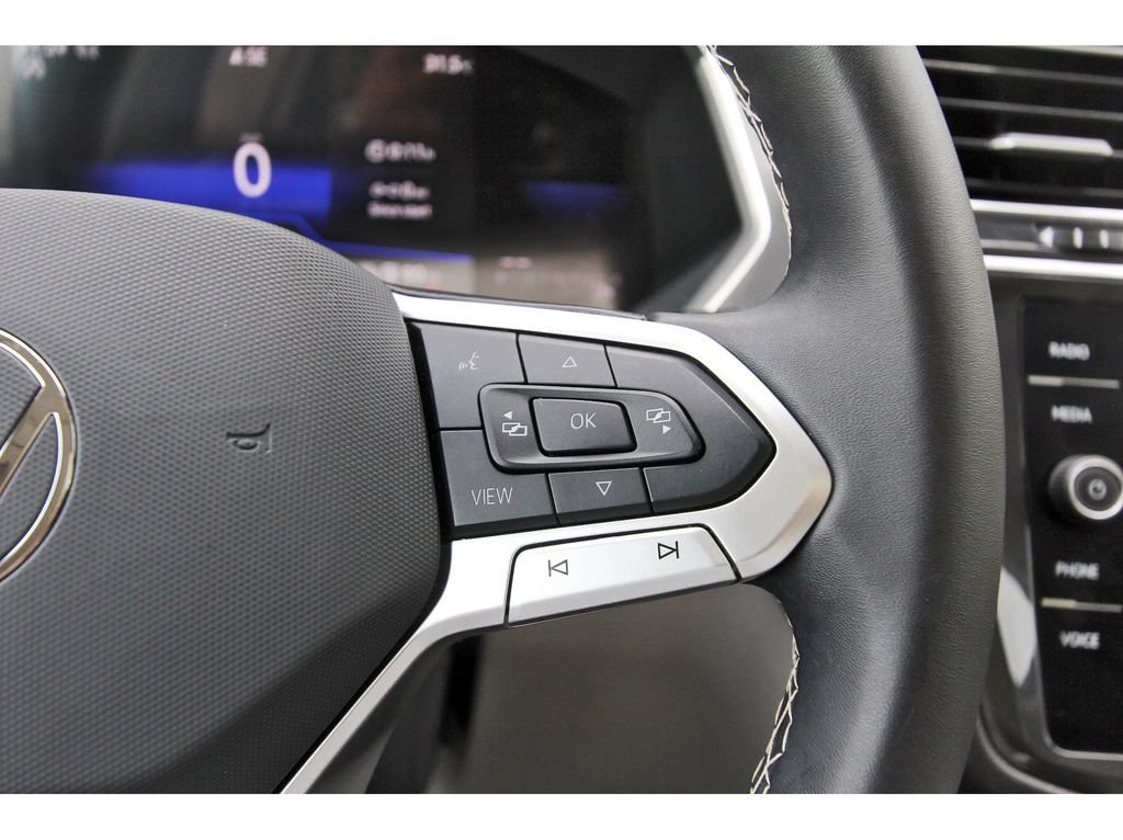 Used 2024 Volkswagen Tiguan SE w/ Panoramic Sunroof Package AWD/4WD image 16