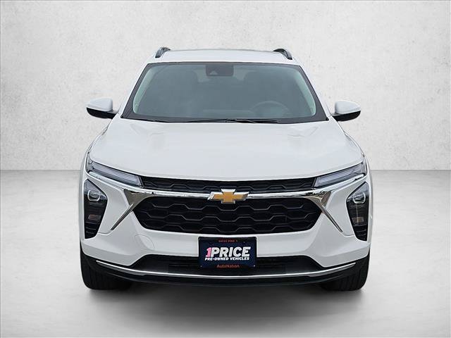 Used 2026 Chevrolet Trax LT FWD image 2