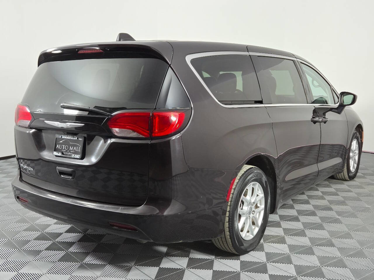 Used 2017 Chrysler Pacifica LX FWD image 7