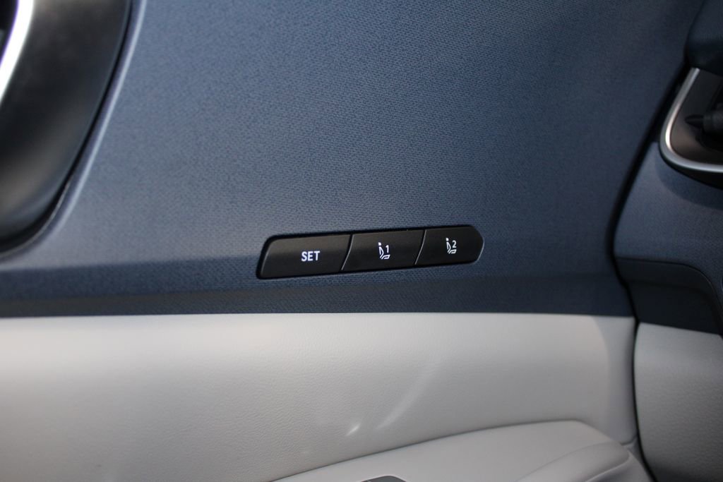 Used 2025 Kia Carnival EX image 21