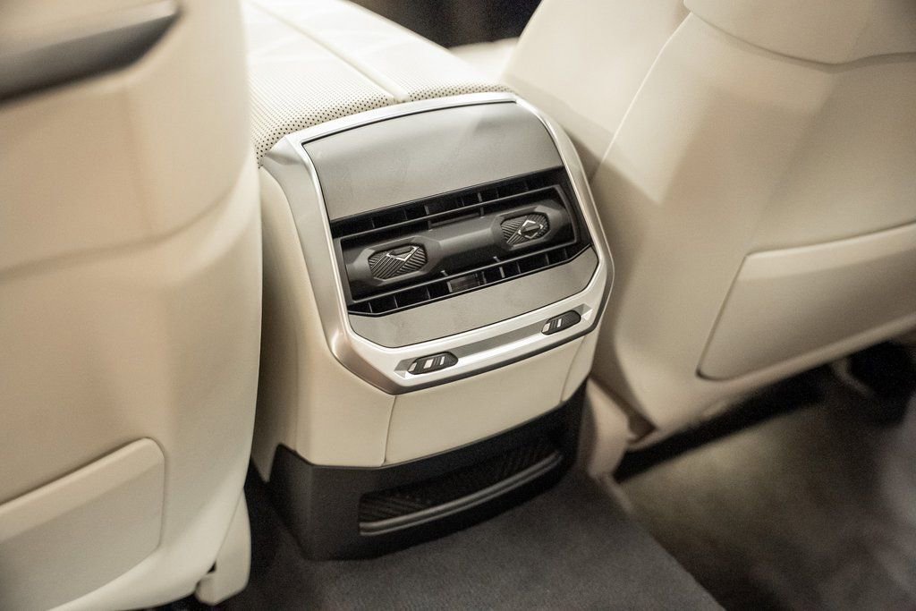 Used 2023 BMW 740i w/ Luxury Rear Seating Package image 40