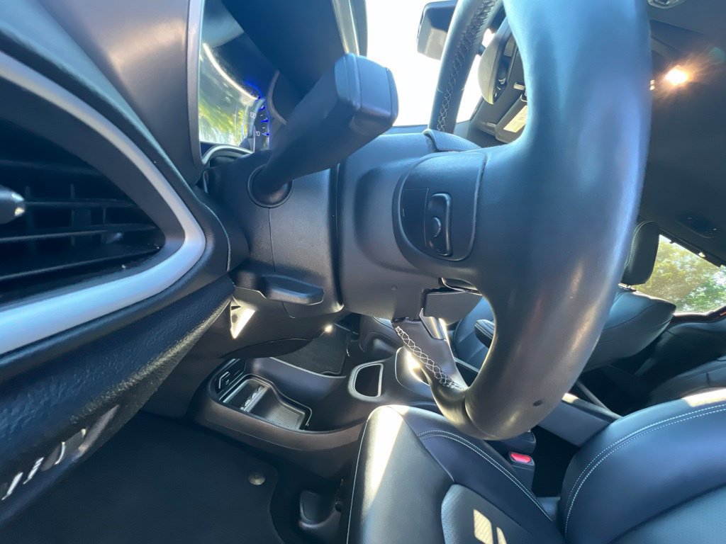 Certified 2025 Chrysler Pacifica Select FWD image 33