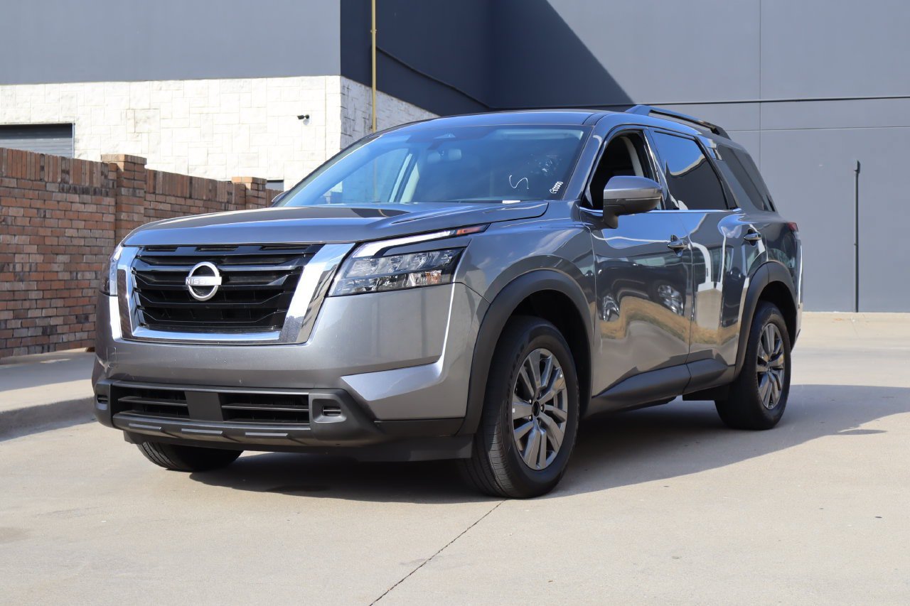 Used 2025 Nissan Pathfinder SV FWD image 2