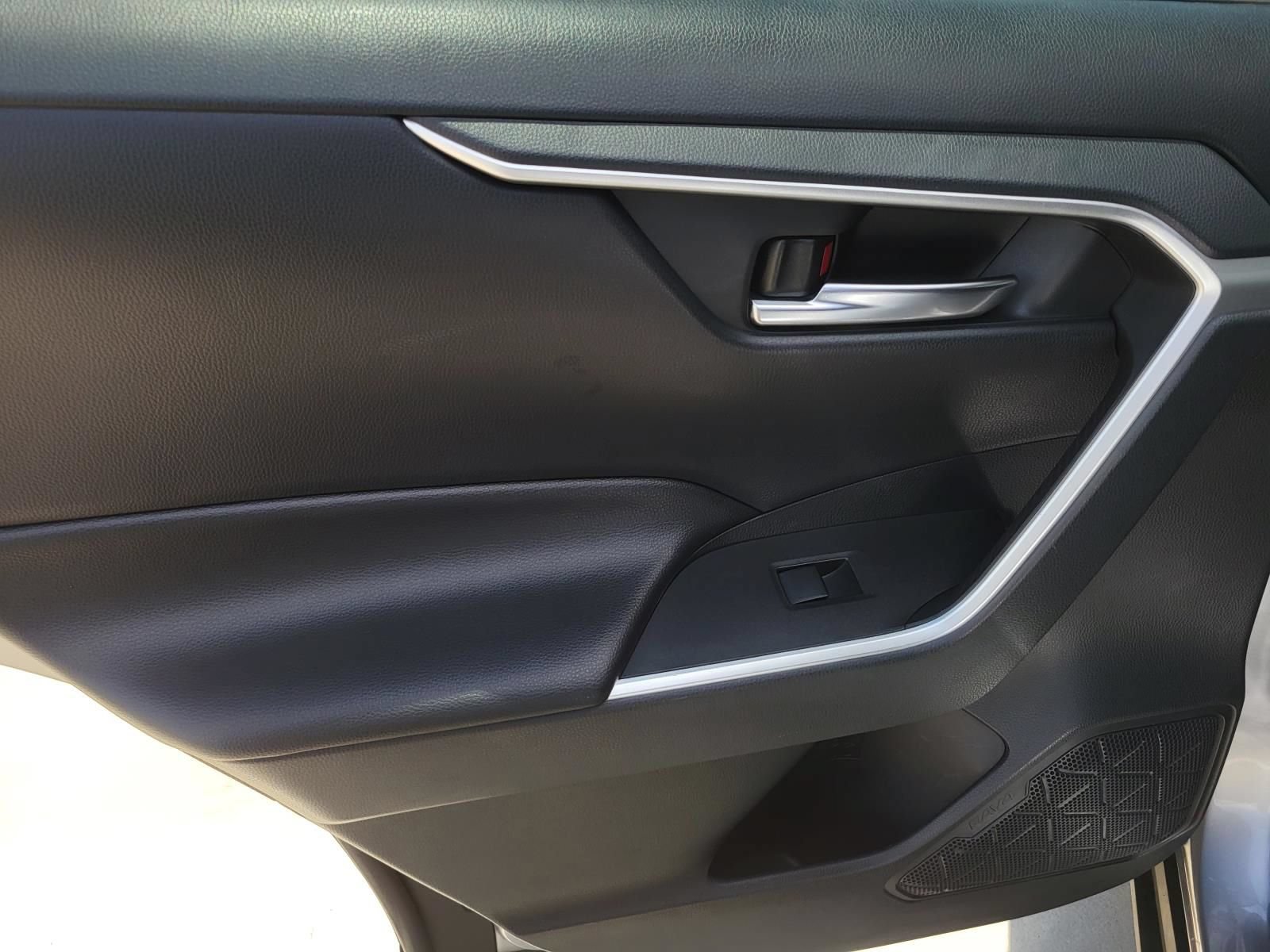 Used 2019 Toyota RAV4 XLE FWD image 11