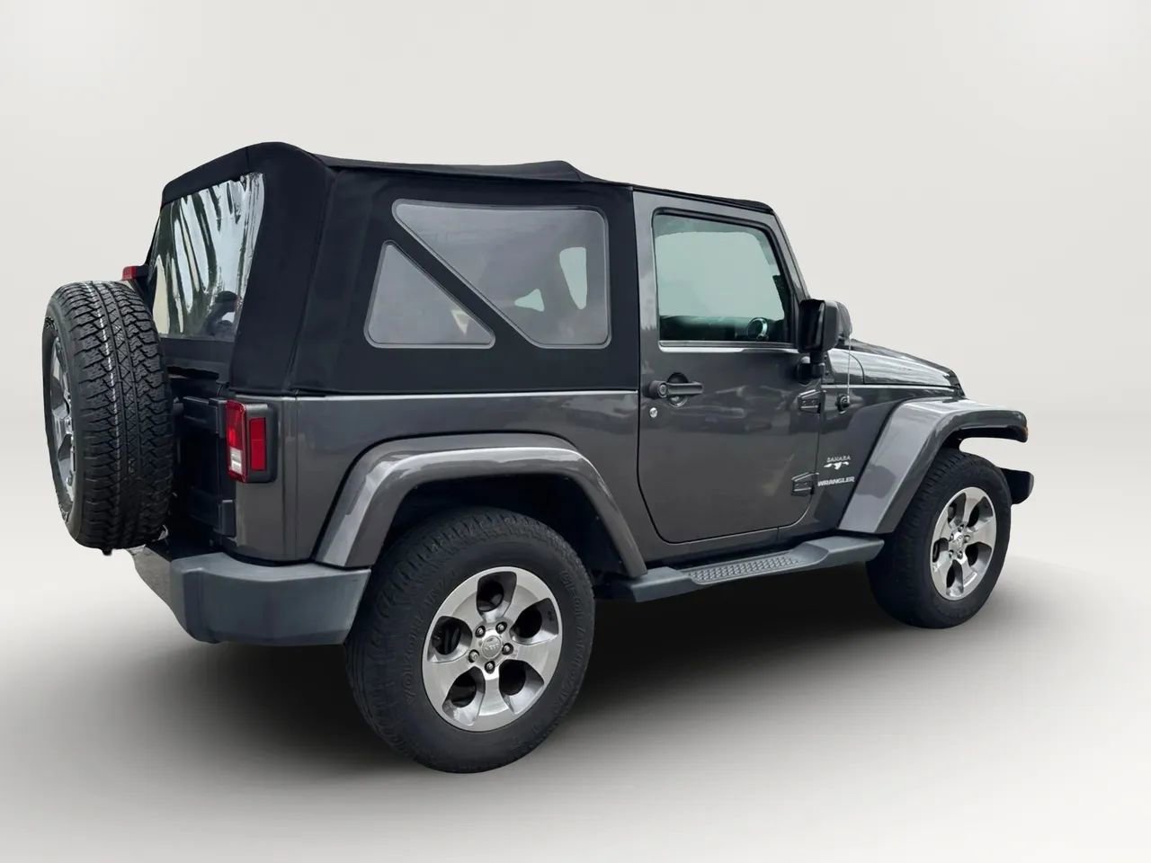 Used 2017 Jeep Wrangler Sahara w/ Connectivity Group AWD/4WD image 3