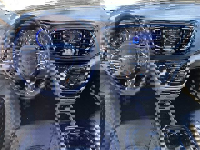 Used 2017 Chrysler Pacifica Touring-L Plus image 10