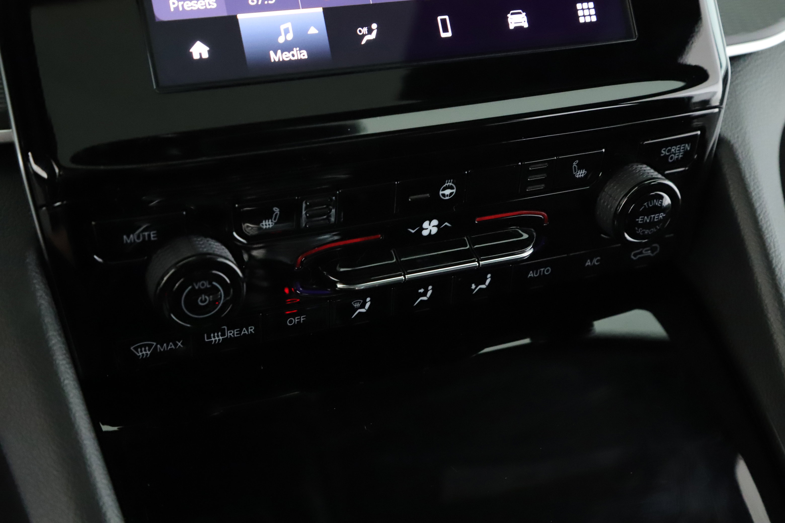 New 2025 Jeep Grand Cherokee Altitude image 14