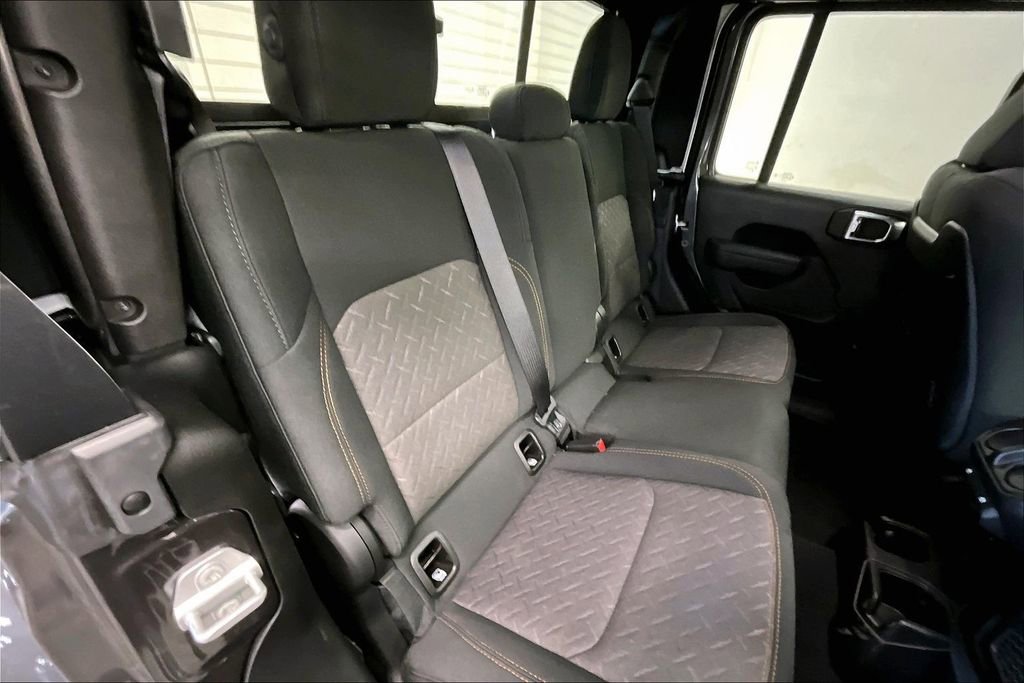 Used 2025 Jeep Gladiator Mojave AWD/4WD image 23