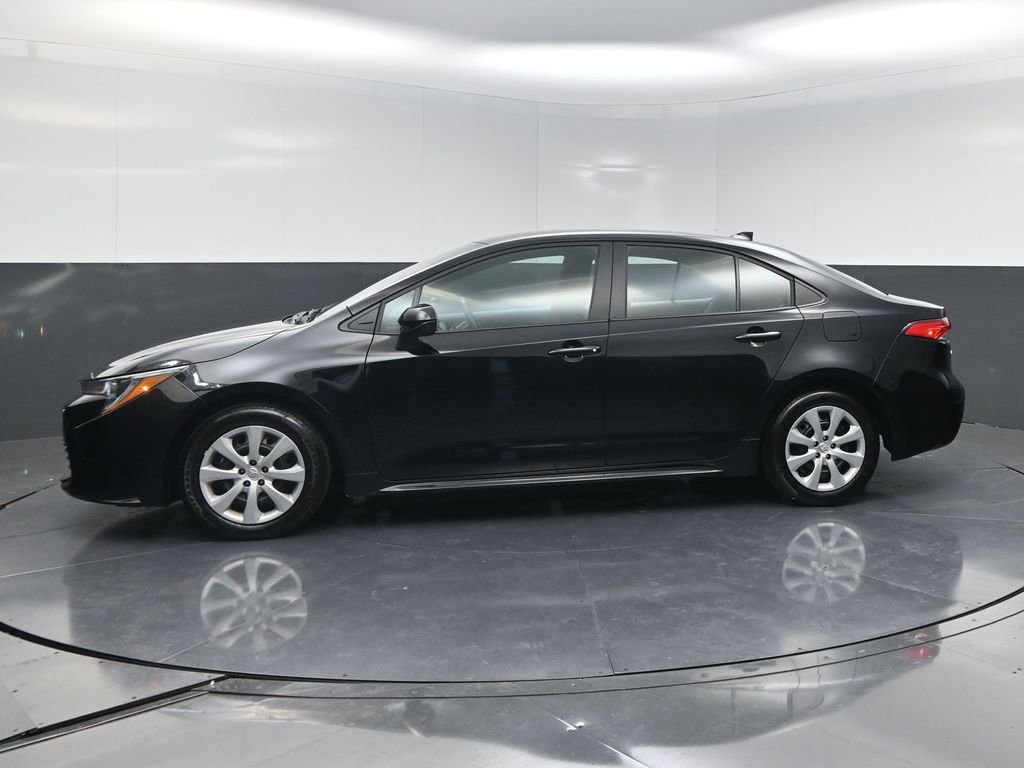 Used 2025 Toyota Corolla LE image 3
