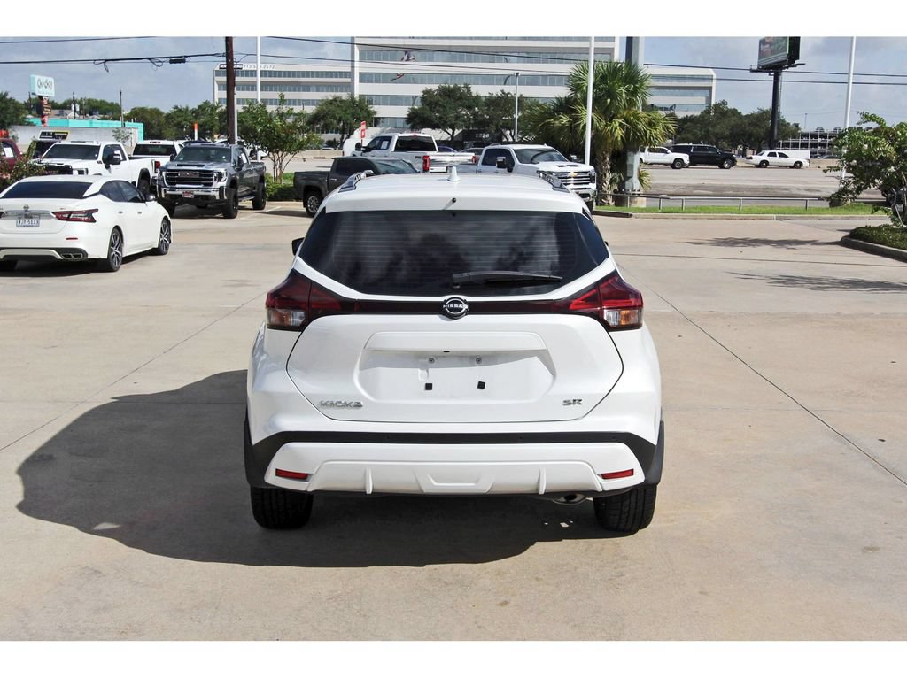 Used 2023 Nissan Kicks SR w/ SR Premium Package FWD image 5