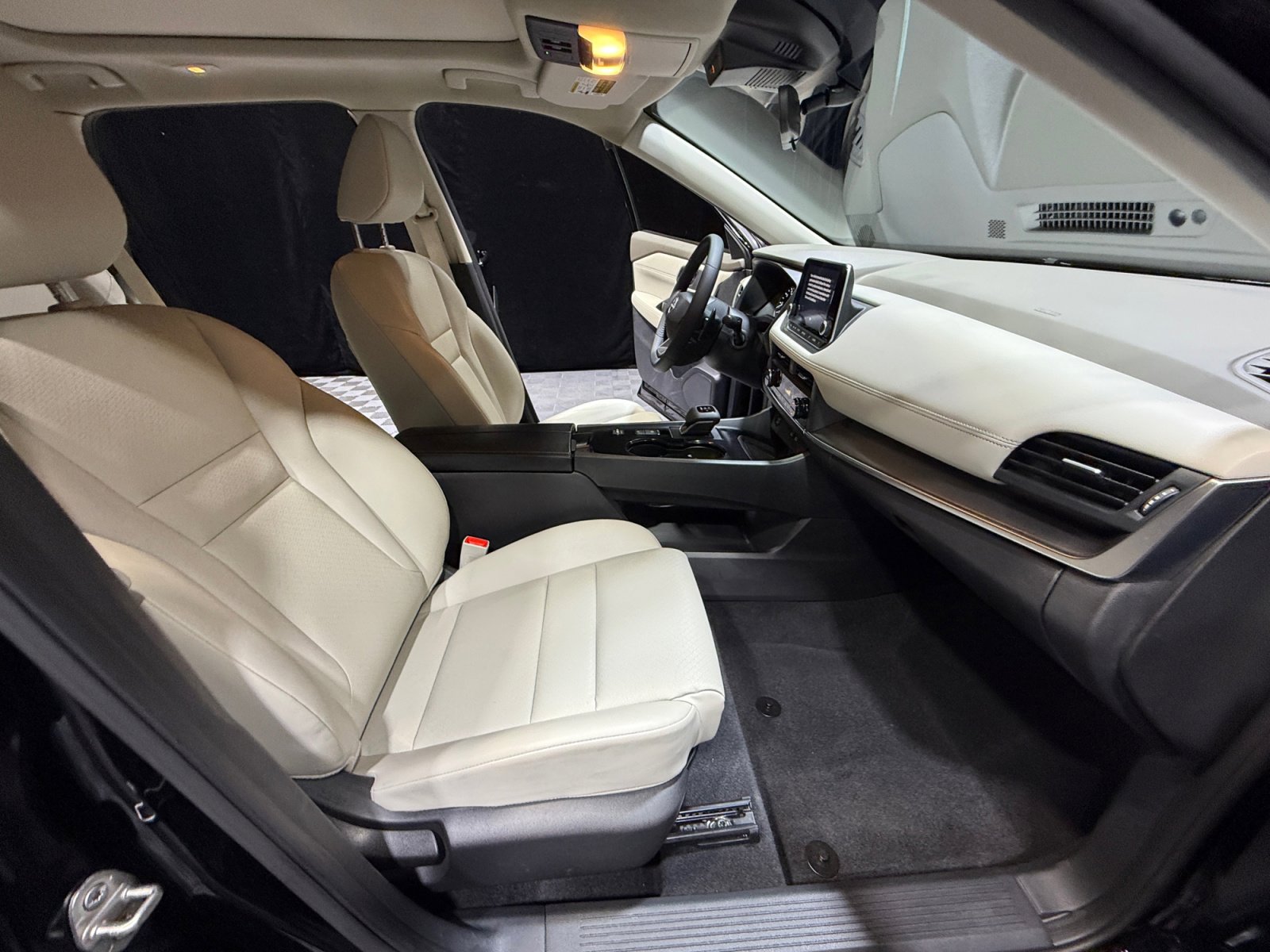 Used 2025 Nissan Rogue SV w/ SV Premium Package image 19