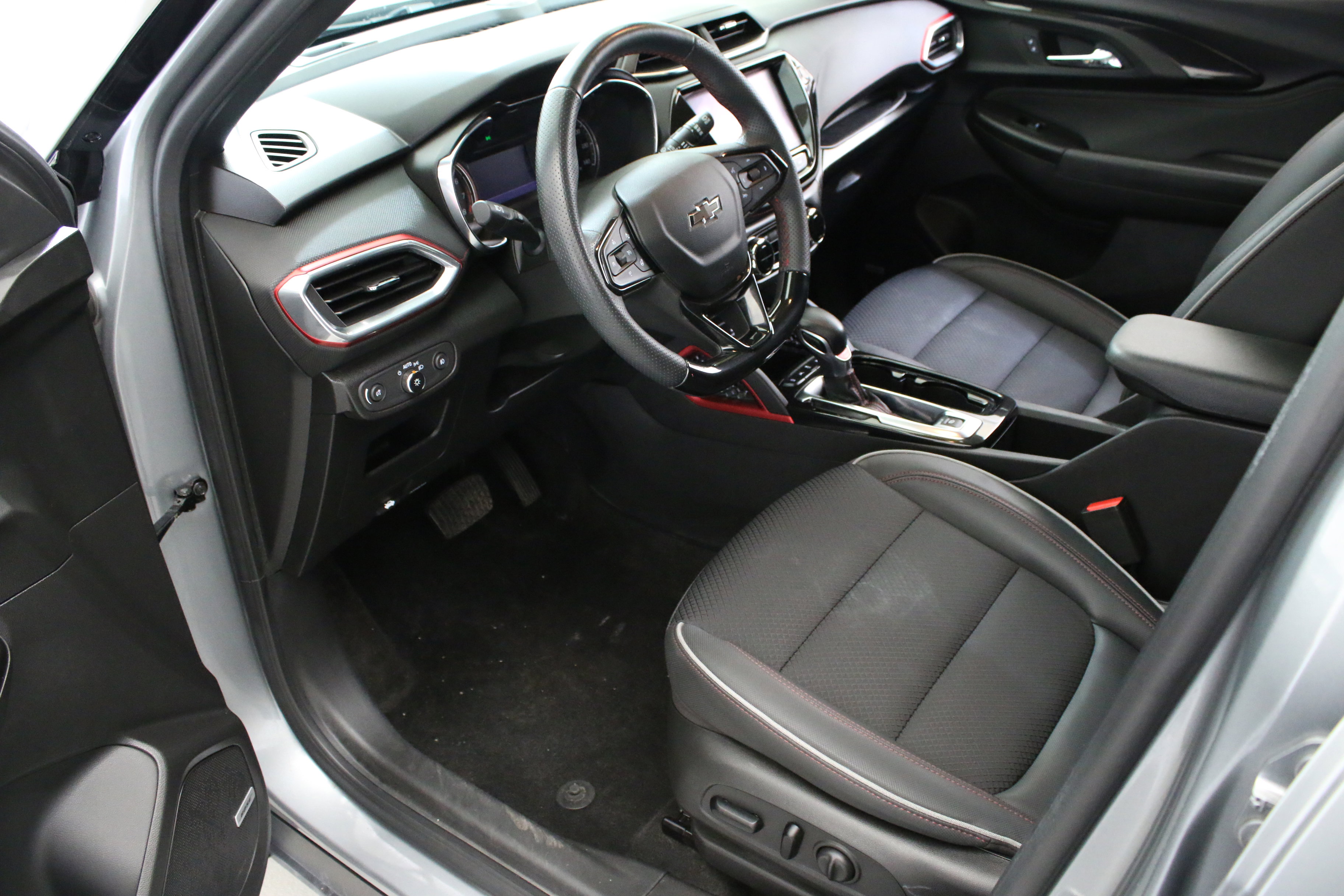 Used 2023 Chevrolet TrailBlazer RS w/ Technology Package image 24