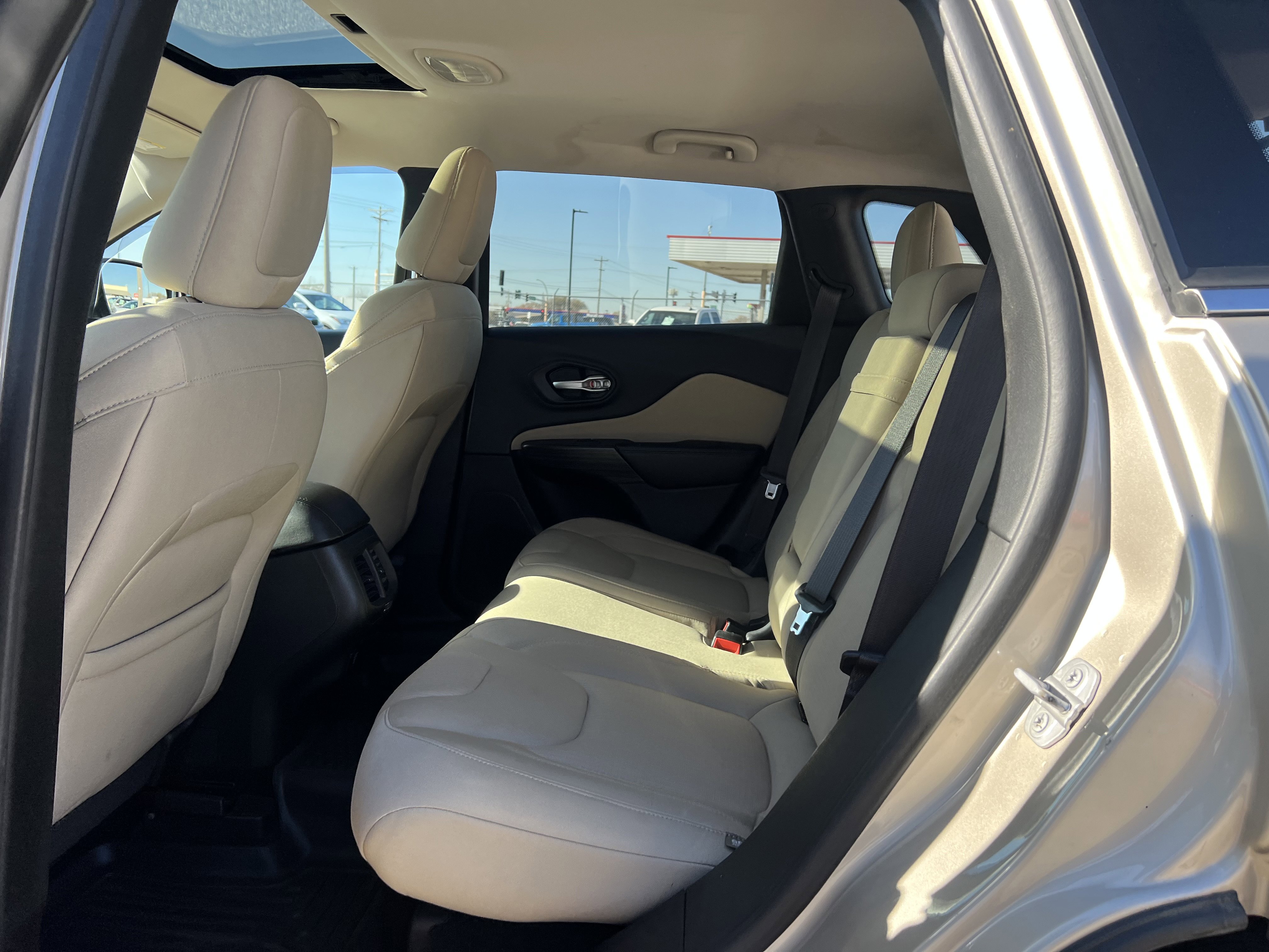 Used 2015 Jeep Cherokee Latitude w/ Comfort/Convenience Group image 12