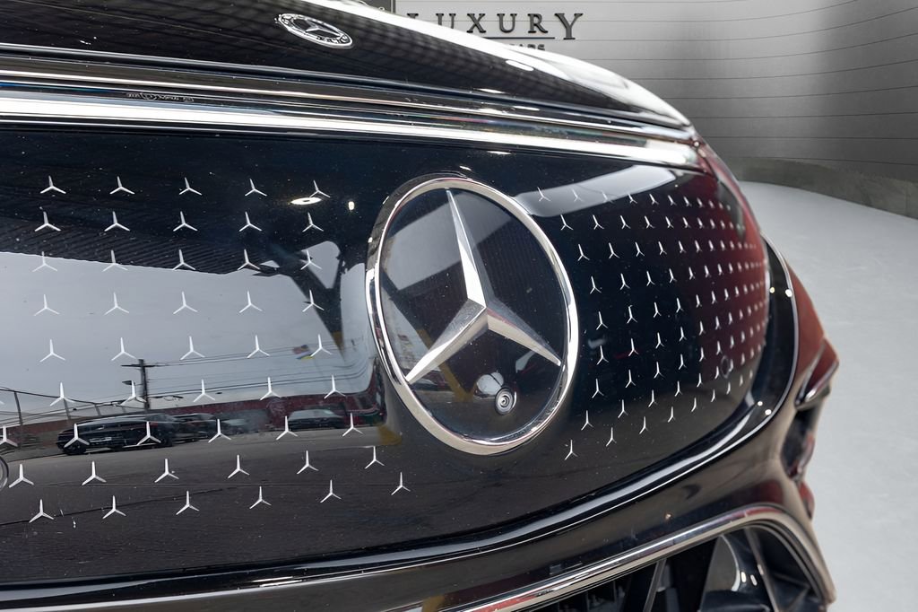 Used 2022 Mercedes-Benz EQS 580 4MATIC Sedan w/ Pinnacle Trim Package image 16