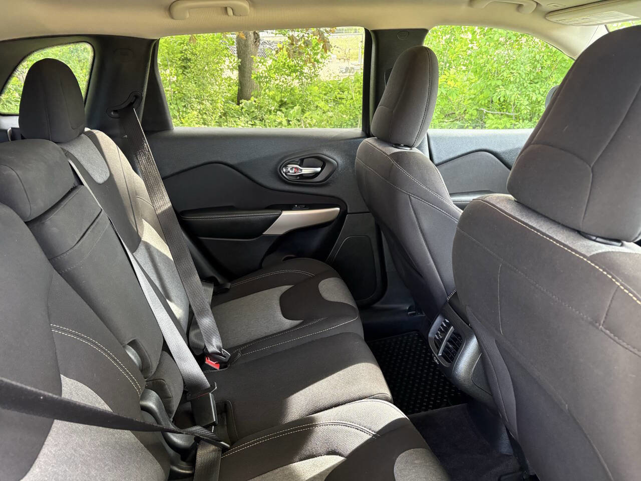 Used 2018 Jeep Cherokee Latitude w/ Cold Weather Group AWD/4WD image 32