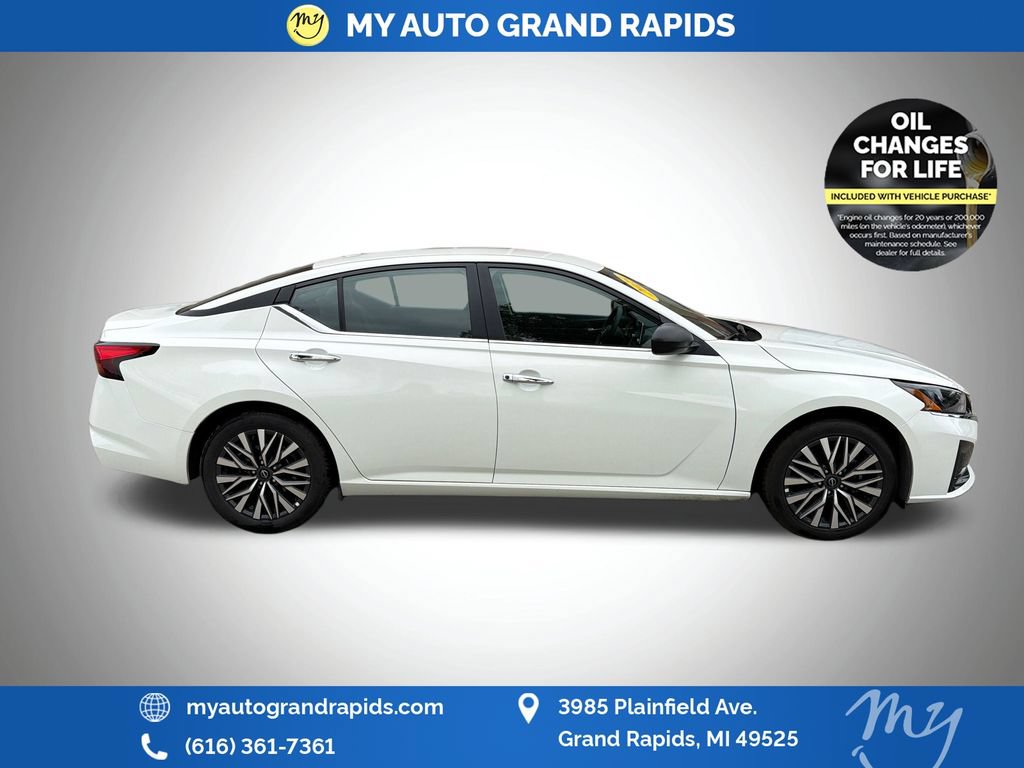 Used 2025 Nissan Altima 2.5 SV FWD image 8