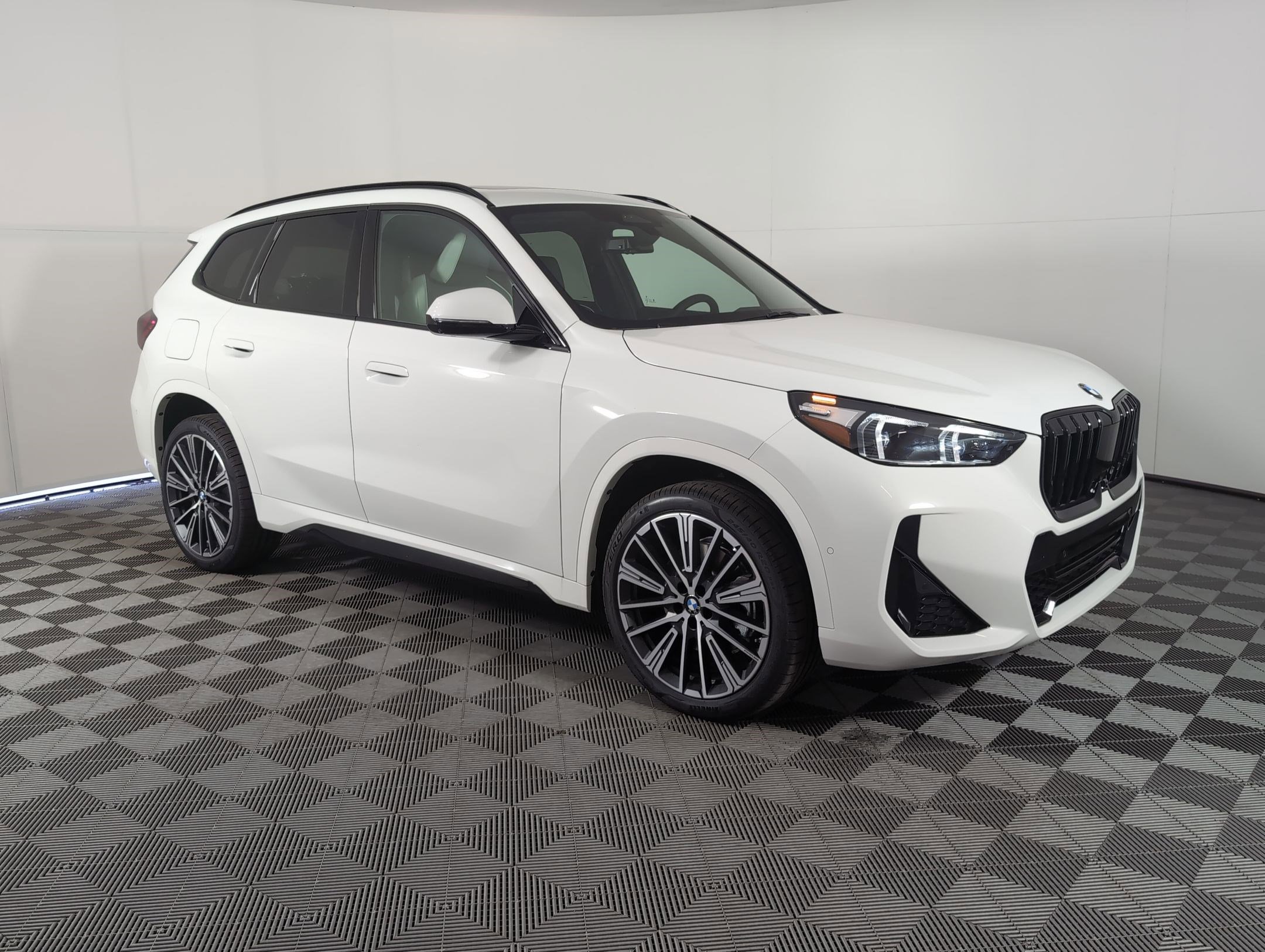 Used 2026 BMW X1 xDrive28i w/ Technology Package image 6