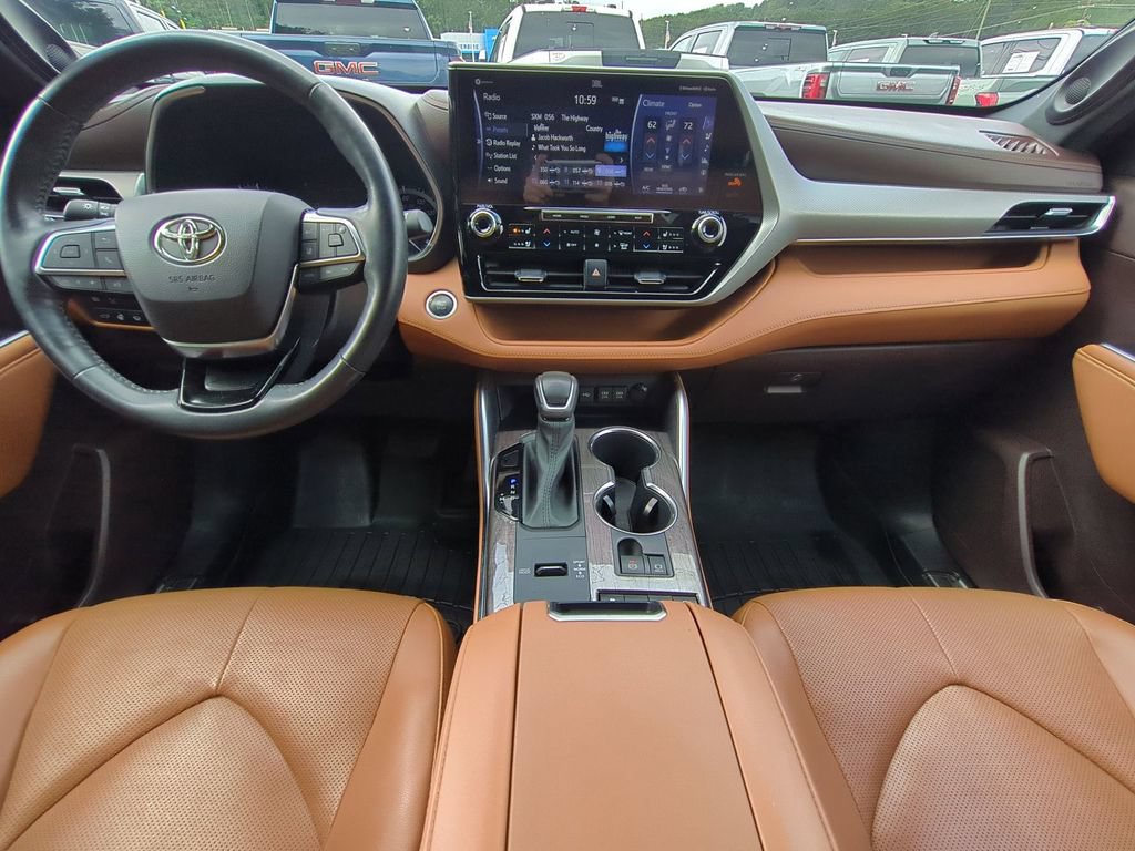 Used 2021 Toyota Highlander Platinum FWD image 18