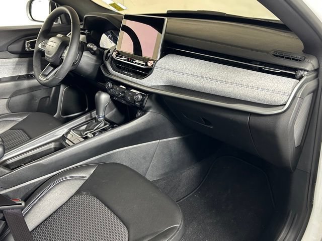 Used 2024 Jeep Compass Latitude AWD/4WD image 10