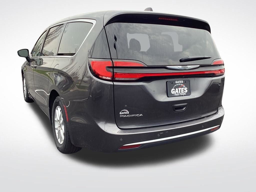 Used 2023 Chrysler Pacifica Touring-L image 7