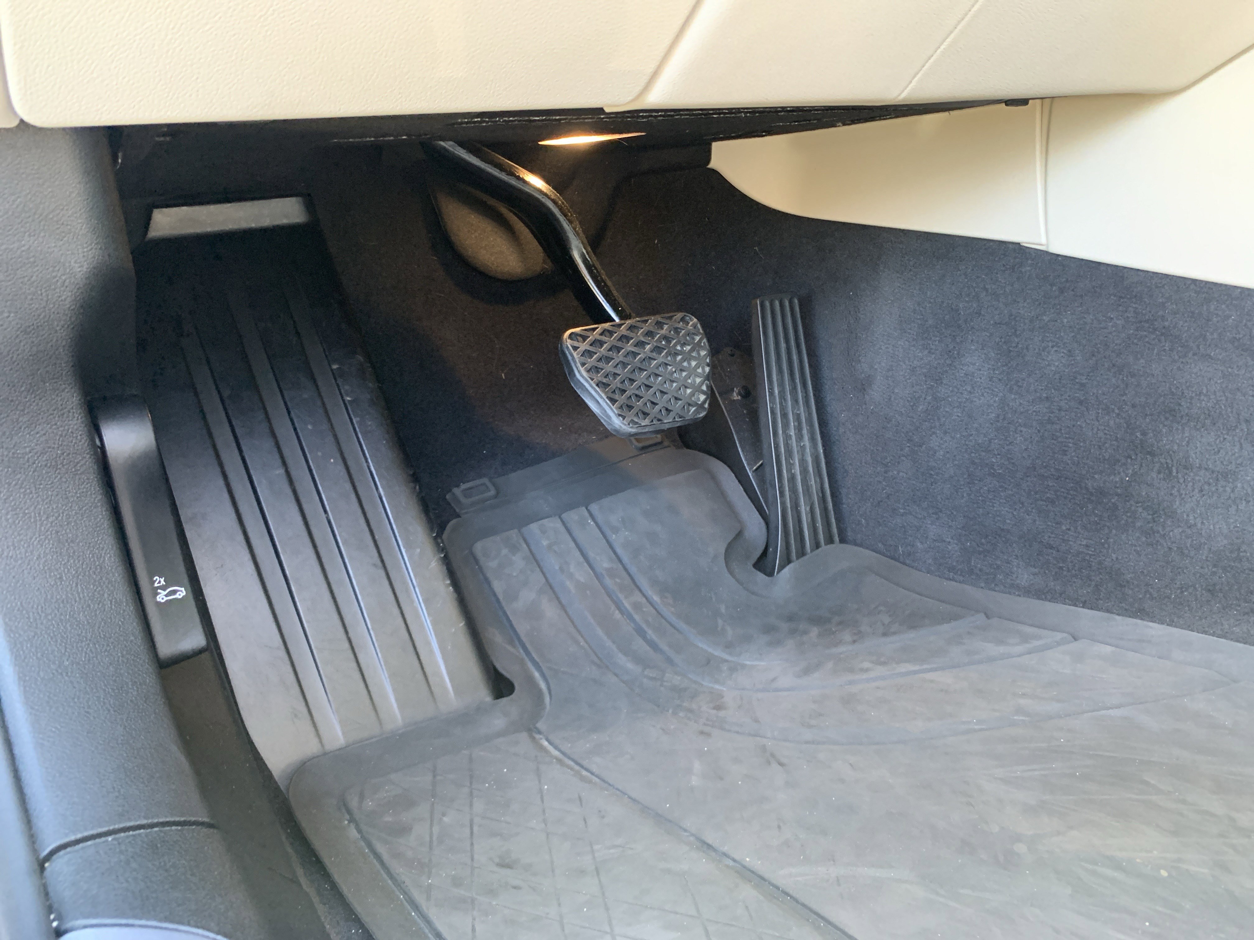 Used 2020 BMW 740i w/ Premium Package image 17