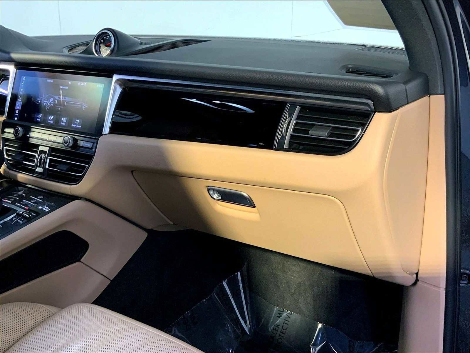 Certified 2020 Porsche Macan AWD/4WD image 22