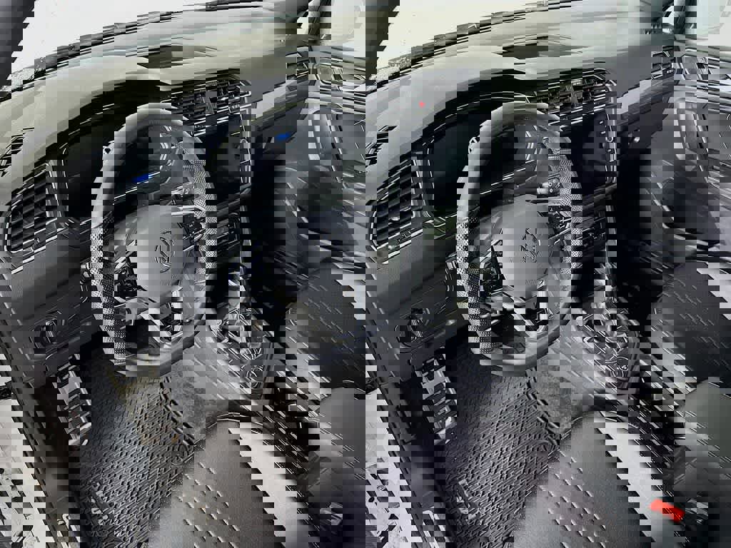 Used 2024 Volkswagen Tiguan SE R-Line image 2