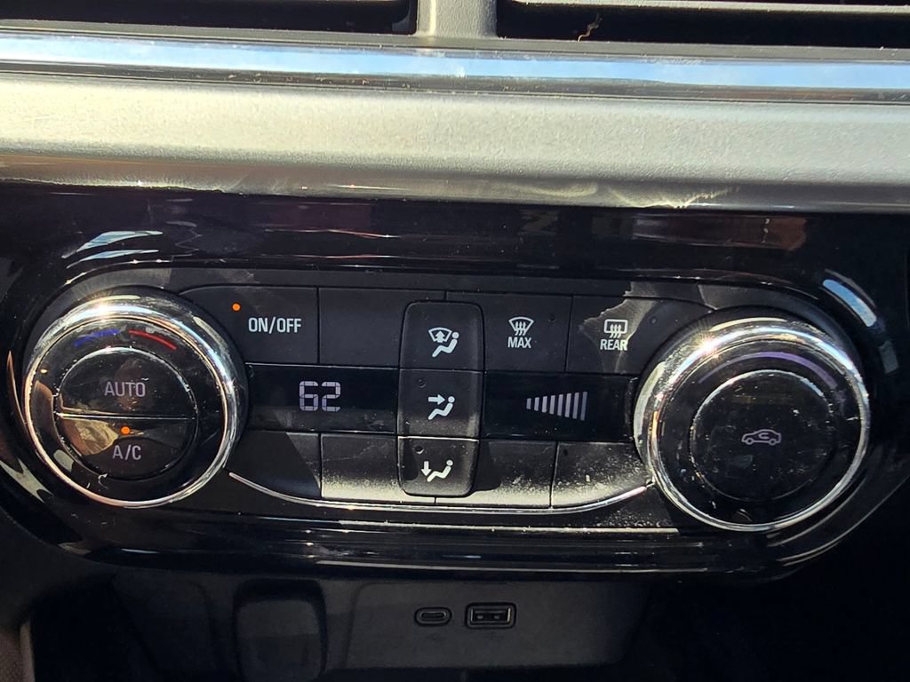 Used 2025 Chevrolet Trax LT FWD image 31
