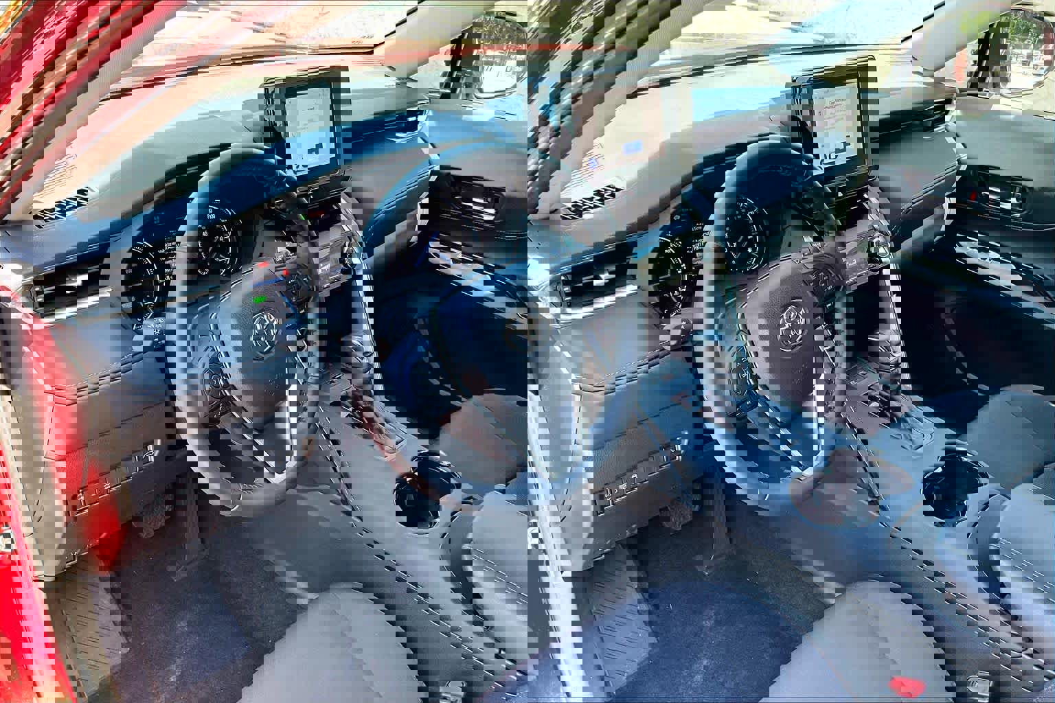 Used 2023 Toyota Venza LE AWD/4WD image 16