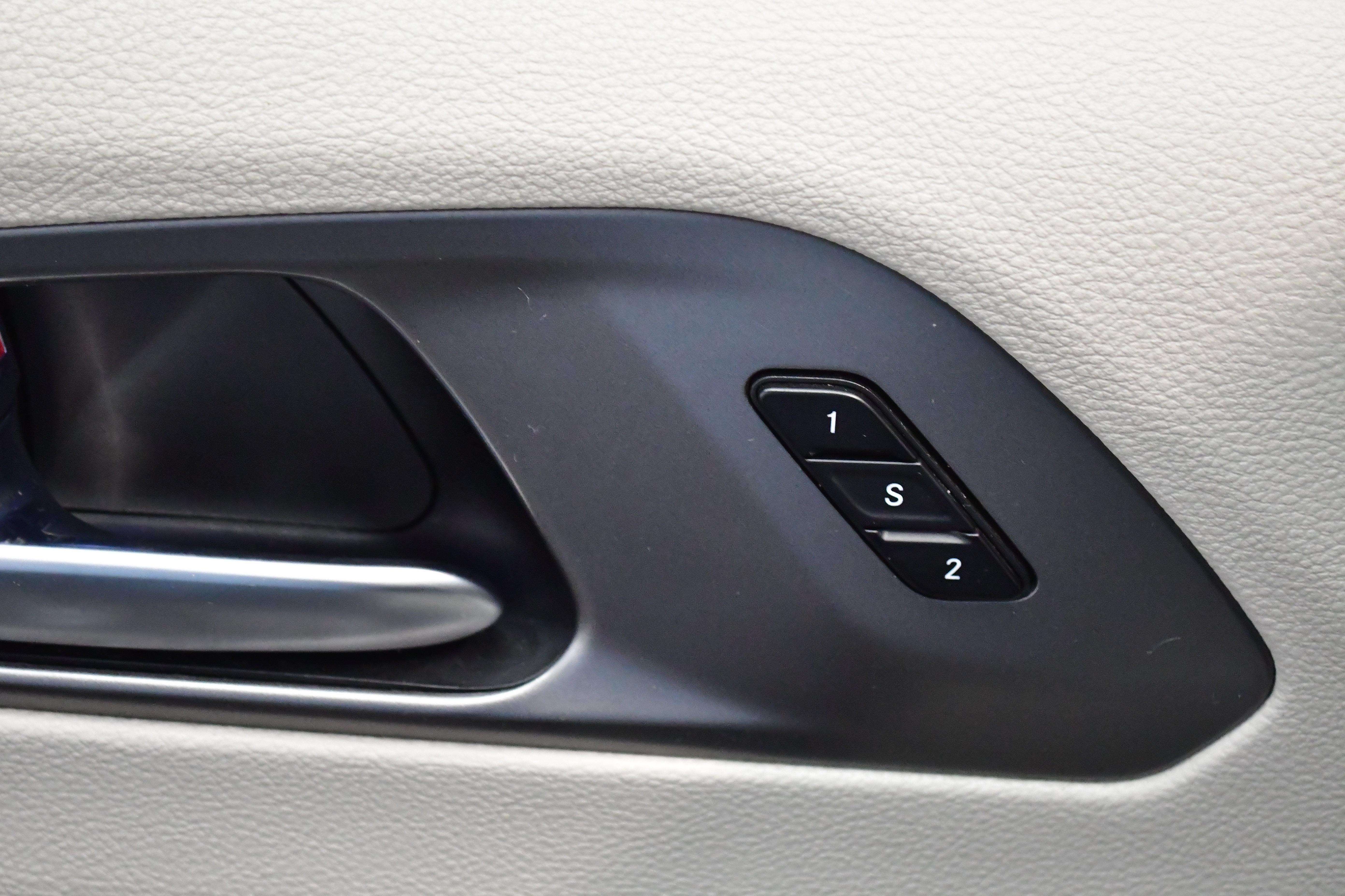 Used 2023 Chrysler Pacifica Touring-L image 37