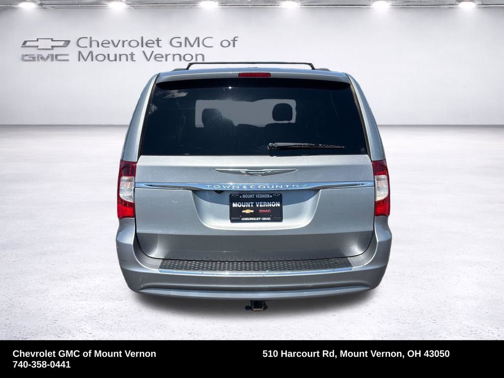 Used 2013 Chrysler Town & Country Touring FWD image 4