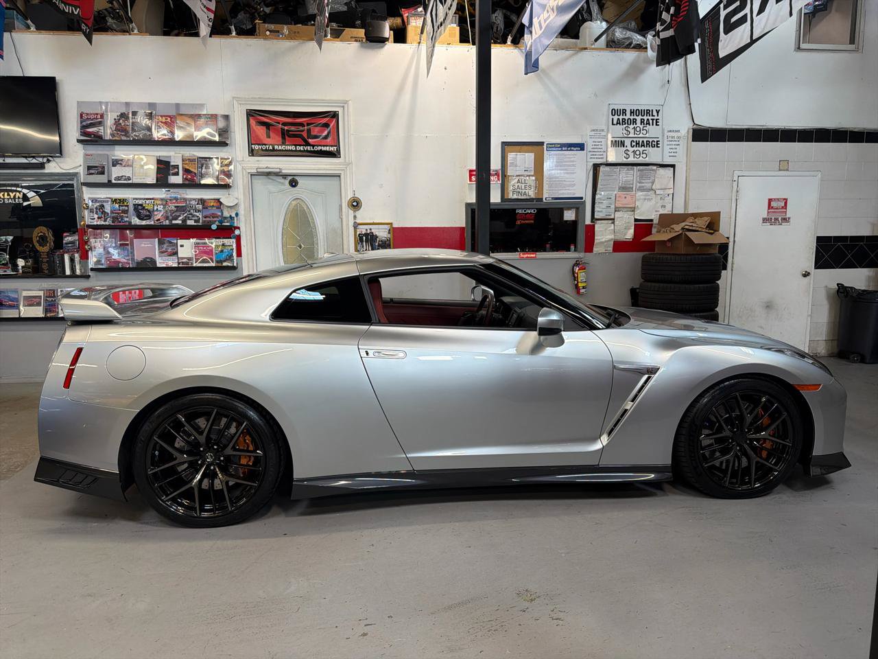 Used 2018 Nissan GT-R Premium w/ Premium Interior Package AWD/4WD image 4