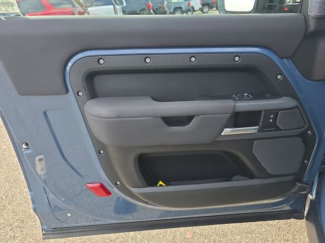 Used 2022 Land Rover Defender 90 X-Dynamic S image 28