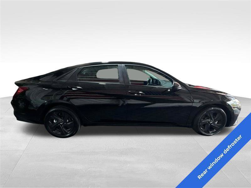 Used 2023 Hyundai Elantra SEL w/ Preferred Accessory Package FWD image 4