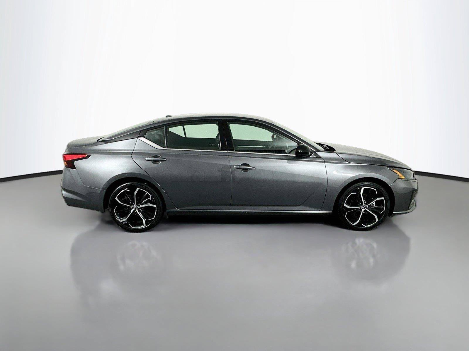Used 2025 Nissan Altima 2.5 SR FWD image 16