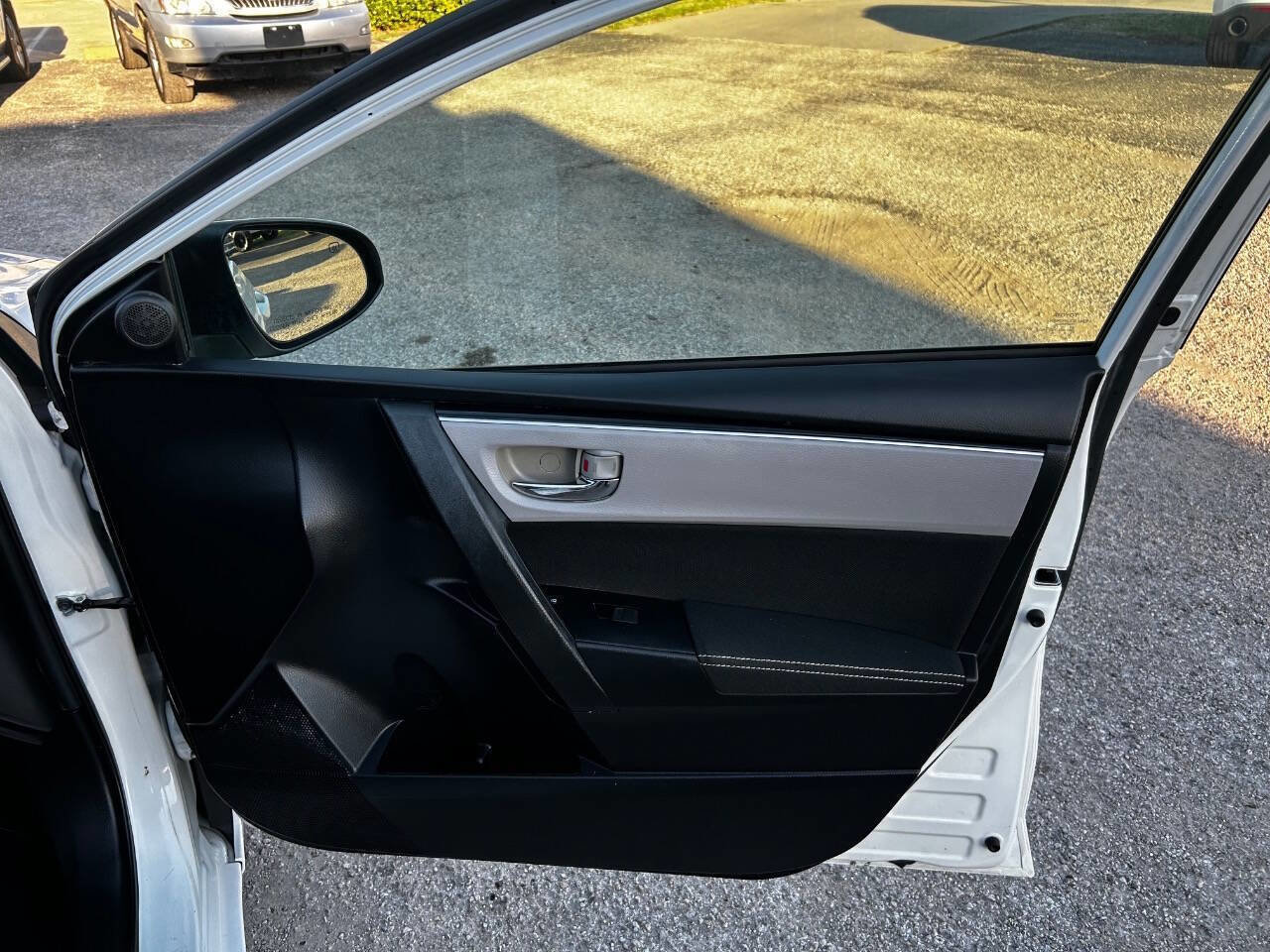 Used 2018 Toyota Corolla LE w/ Carpet Mat Package (TMS) image 15